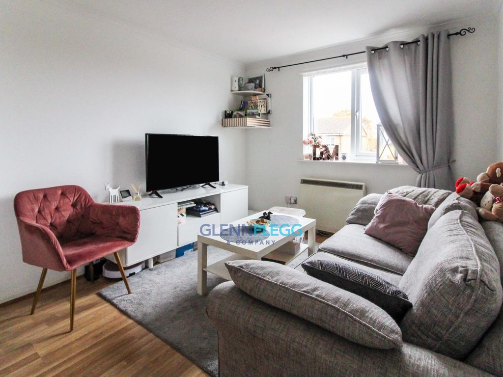 1 bed flat for sale in Common Road, Langley, Slough SL3, £180,000