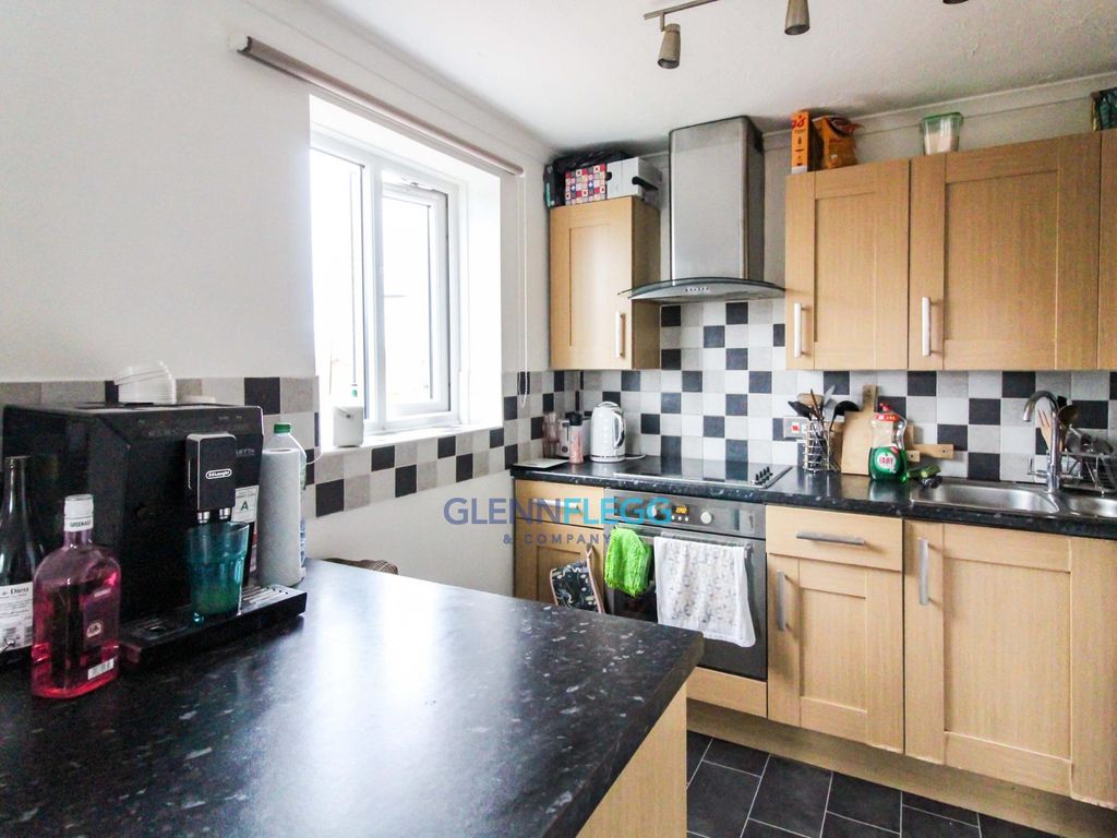 1 bed flat for sale in Common Road, Langley, Slough SL3, £180,000