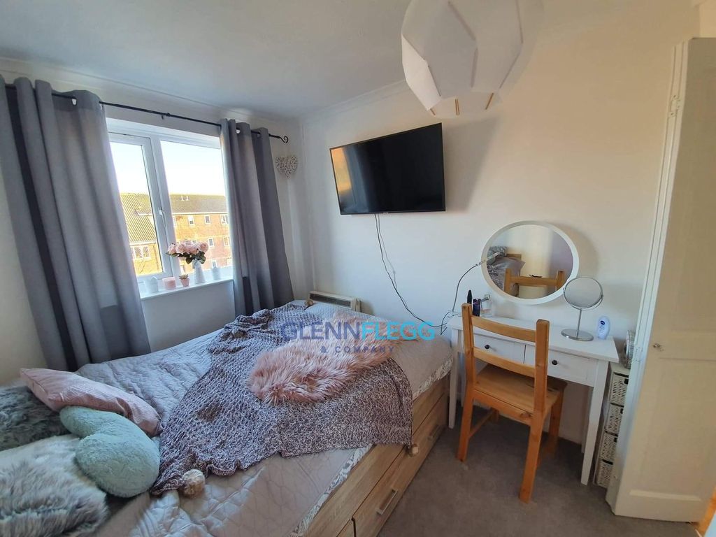 1 bed flat for sale in Common Road, Langley, Slough SL3, £180,000