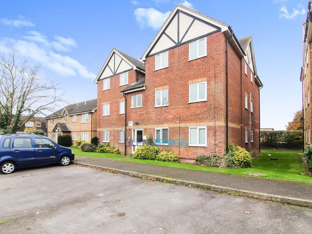 1 bed flat for sale in Common Road, Langley, Slough SL3, £180,000