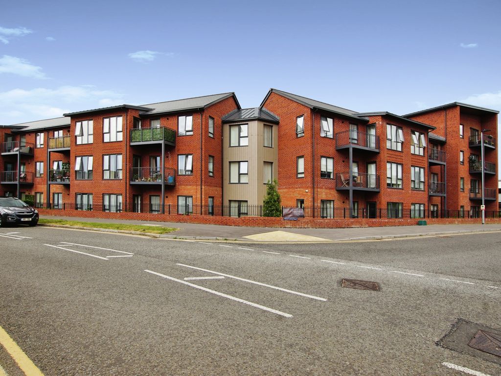 2 bed flat for sale in Oakwood Drive, Lyde Green, Bristol, Gloucestershire BS16, £165,000