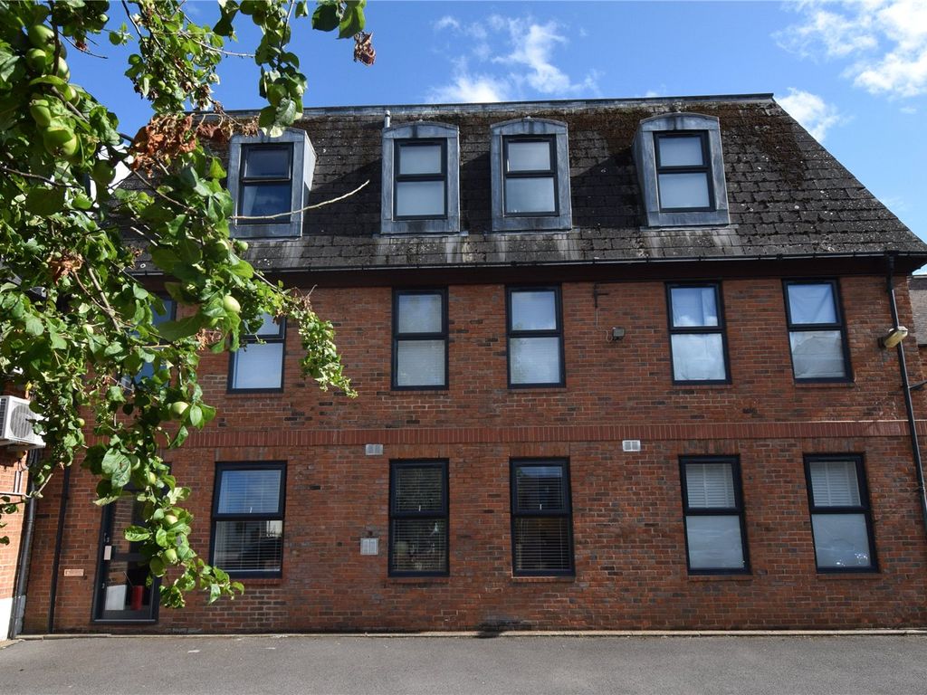 1 bed flat for sale in Park Street, Newbury, Berkshire, (Parking Space Gt7) RG14, £190,000