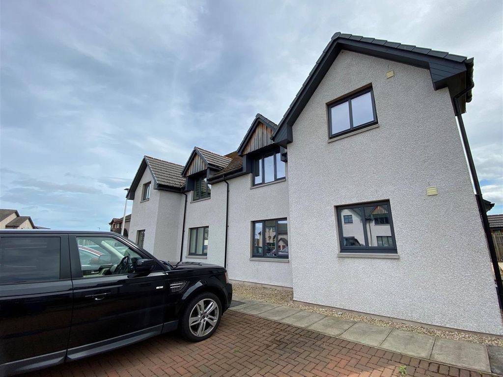 2 bed flat for sale in Whiterow Drive, Forres IV36, £130,000