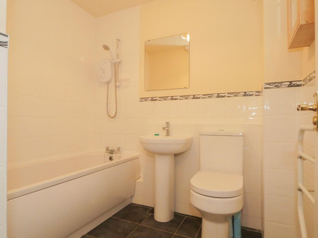 2 bed flat for sale in The Lanes, Pudsey LS28, £130,000