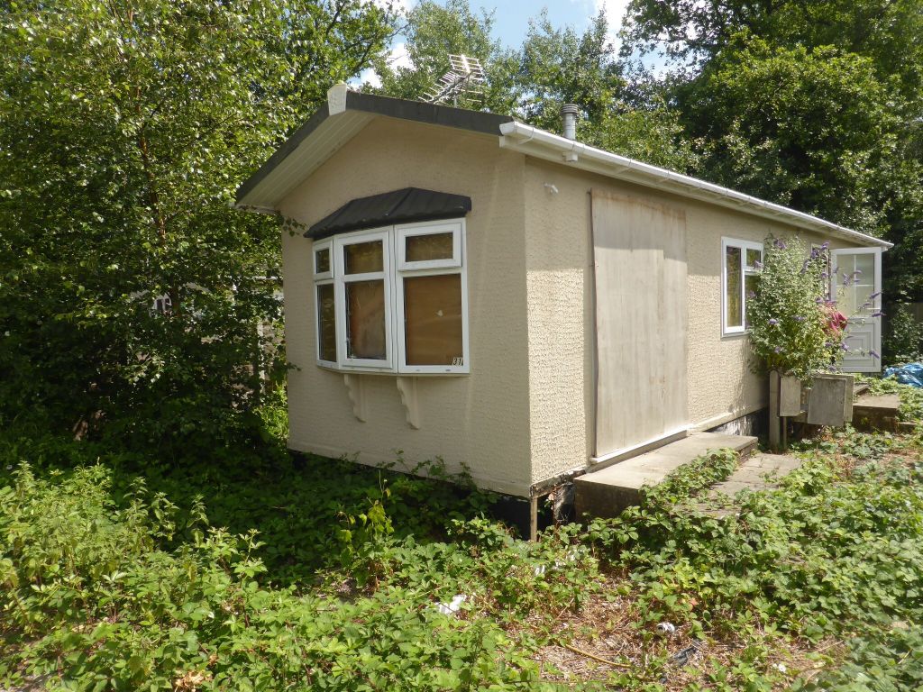 2 bed mobile/park home for sale in Heathervale Way, New Haw, Addlestone KT15, £49,950