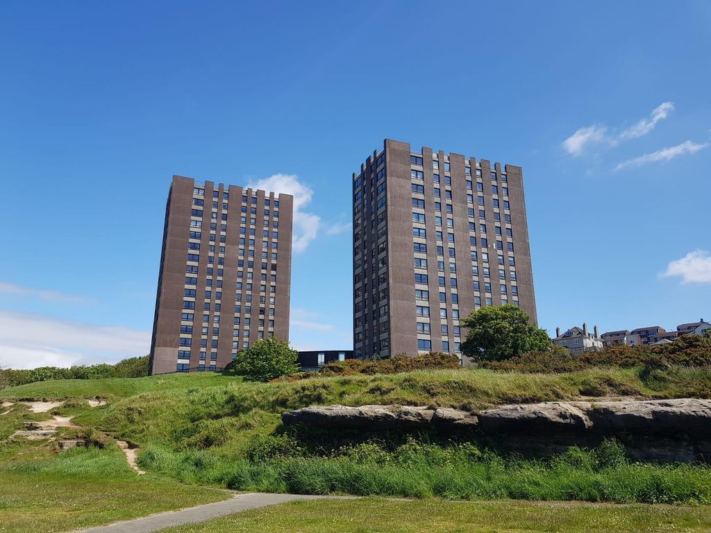 2 bed flat for sale in The Cliff, Wallasey CH45, £140,000