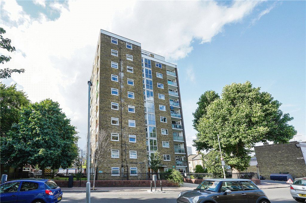 1 bed flat for sale in Shuttleworth Road, London SW11, £280,000