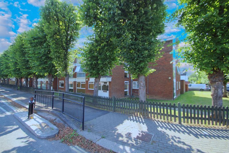 2 bed flat for sale in Middleton Avenue, Greenford UB6, £235,000