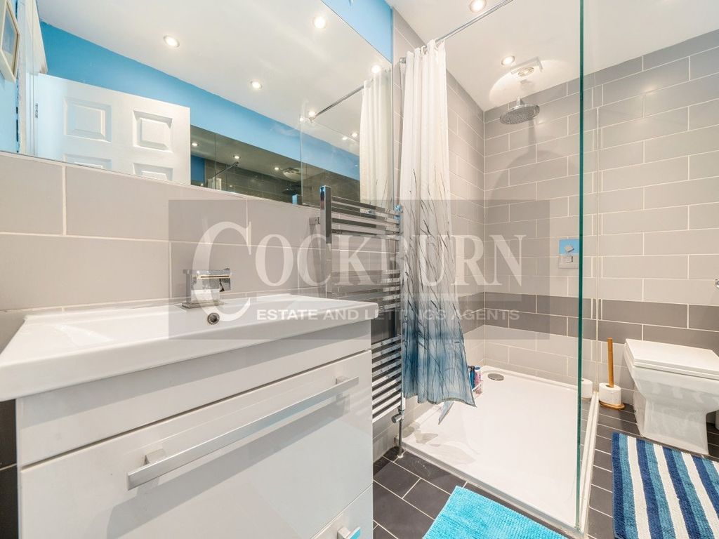 2 bed flat for sale in Avery Hill Road, London SE9, £300,000