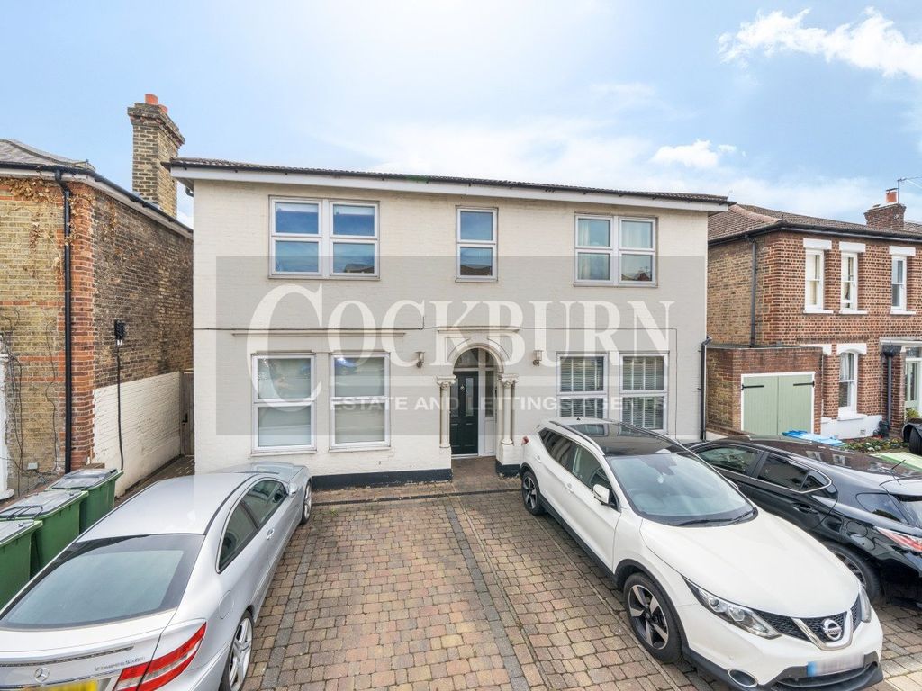 2 bed flat for sale in Avery Hill Road, London SE9, £300,000