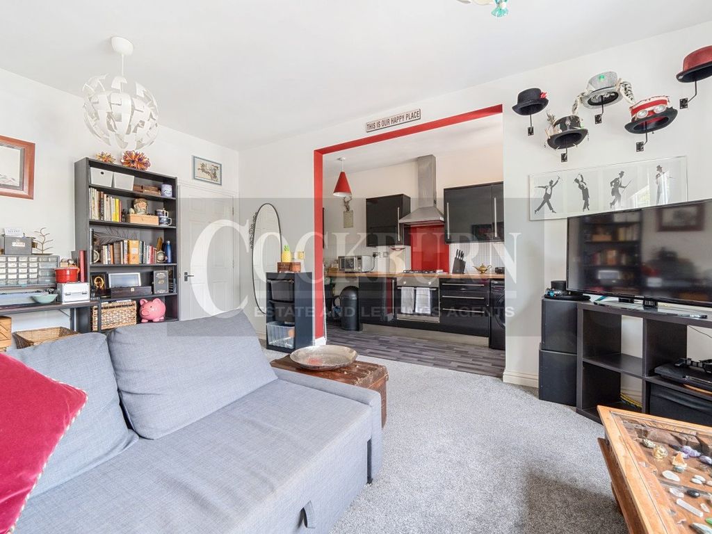 2 bed flat for sale in Avery Hill Road, London SE9, £300,000