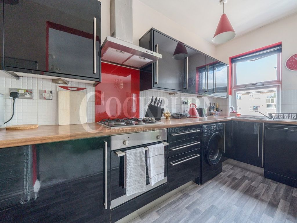 2 bed flat for sale in Avery Hill Road, London SE9, £300,000