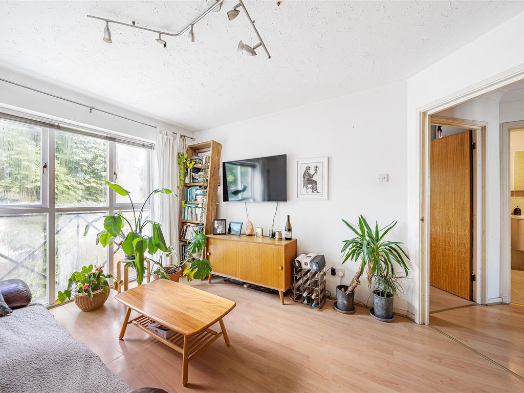 1 bed flat for sale in Farrow Lane, New Cross SE14, £250,000