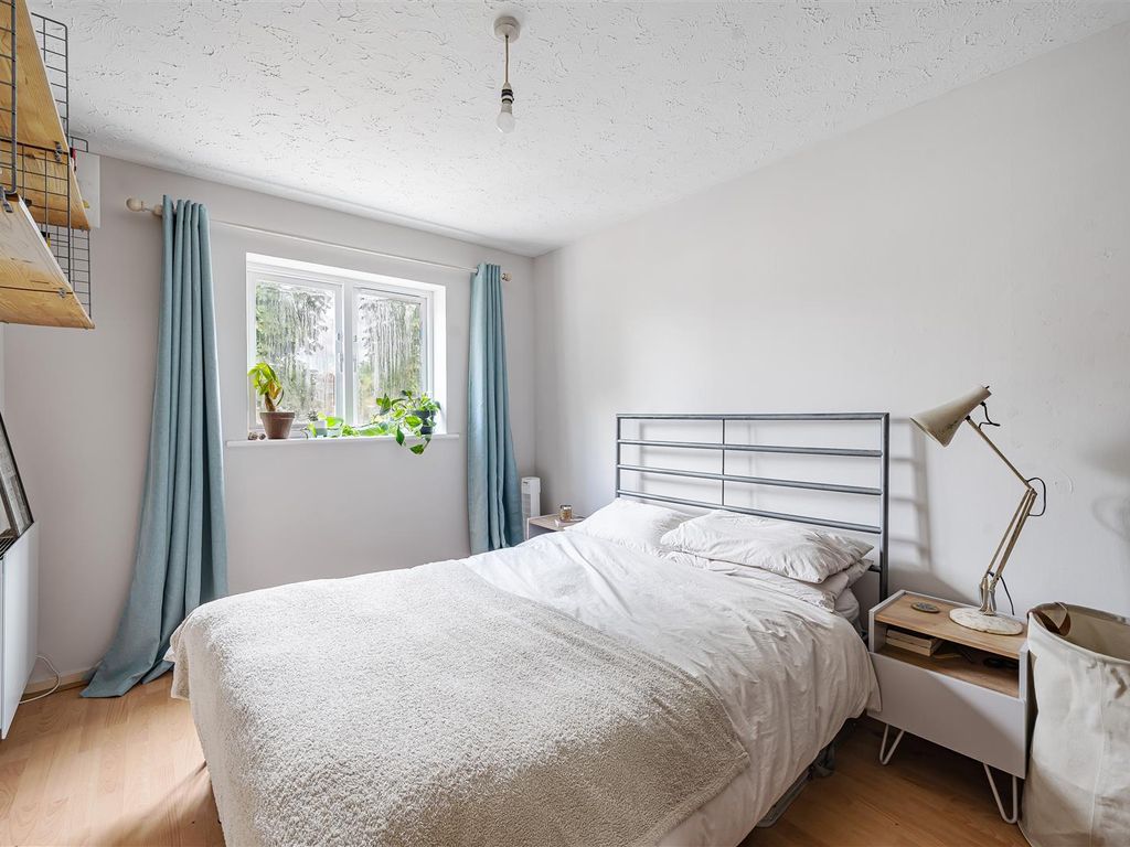 1 bed flat for sale in Farrow Lane, New Cross SE14, £250,000