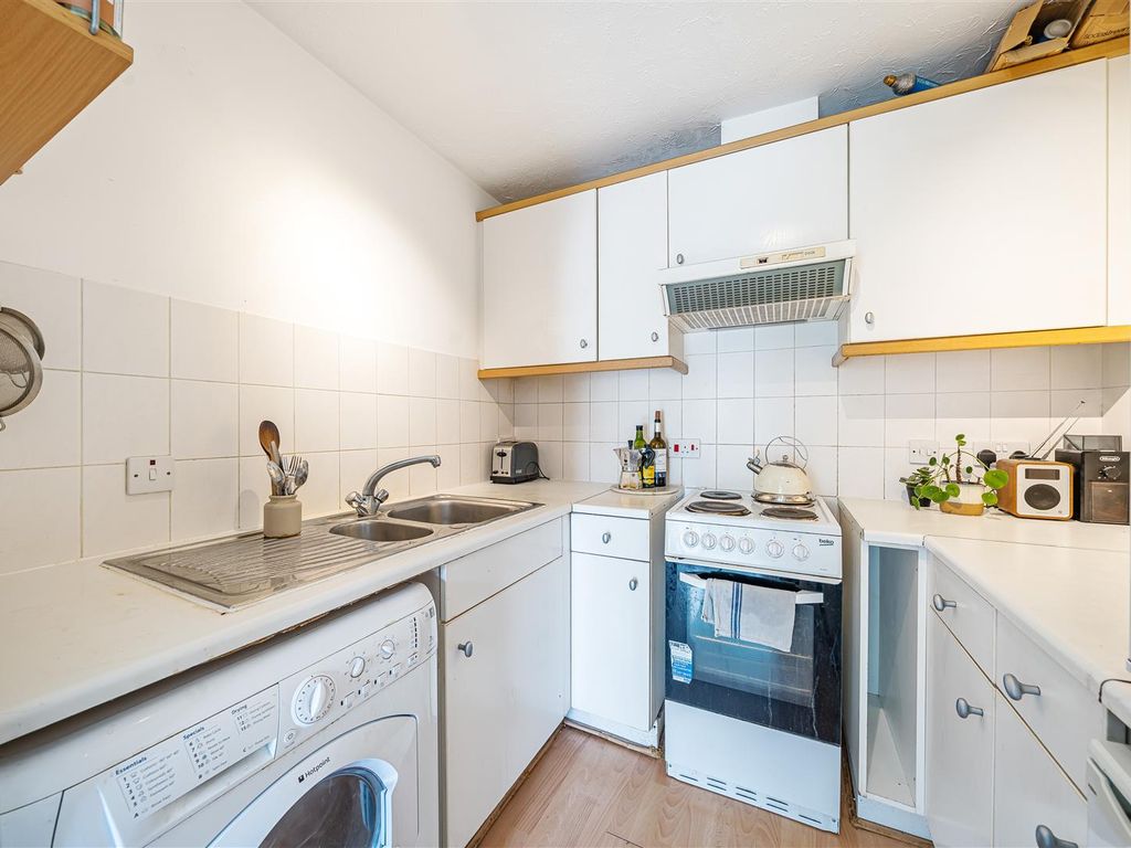 1 bed flat for sale in Farrow Lane, New Cross SE14, £250,000