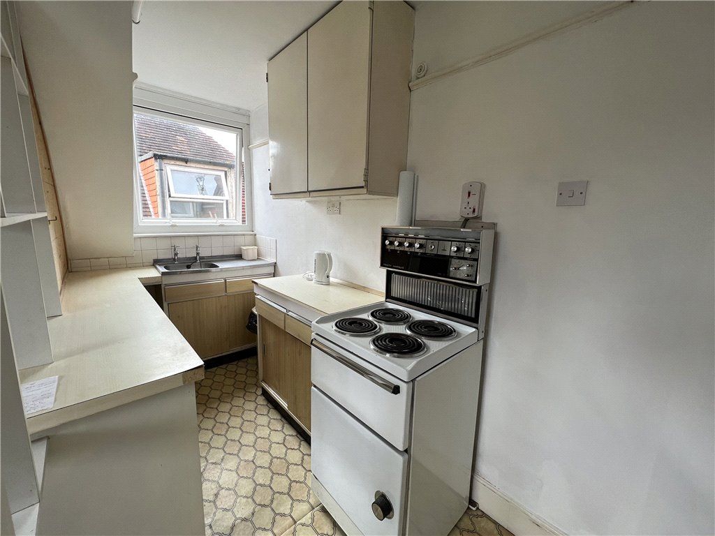 1 bed flat for sale in York Road, Guildford, Surrey GU1, £190,000