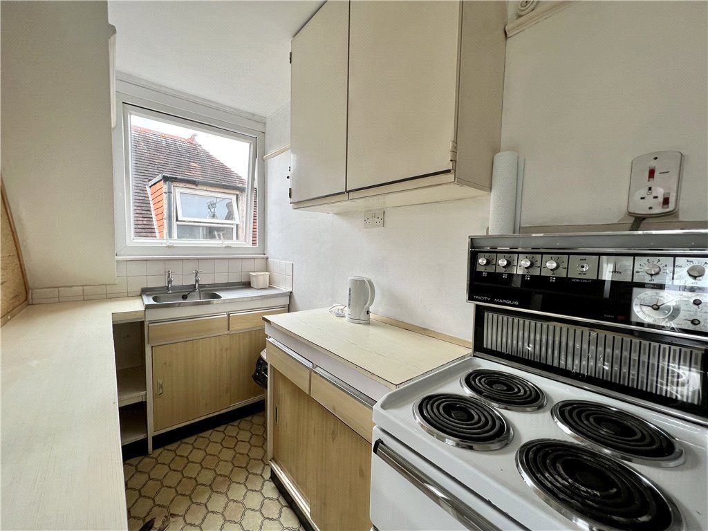 1 bed flat for sale in York Road, Guildford, Surrey GU1, £190,000