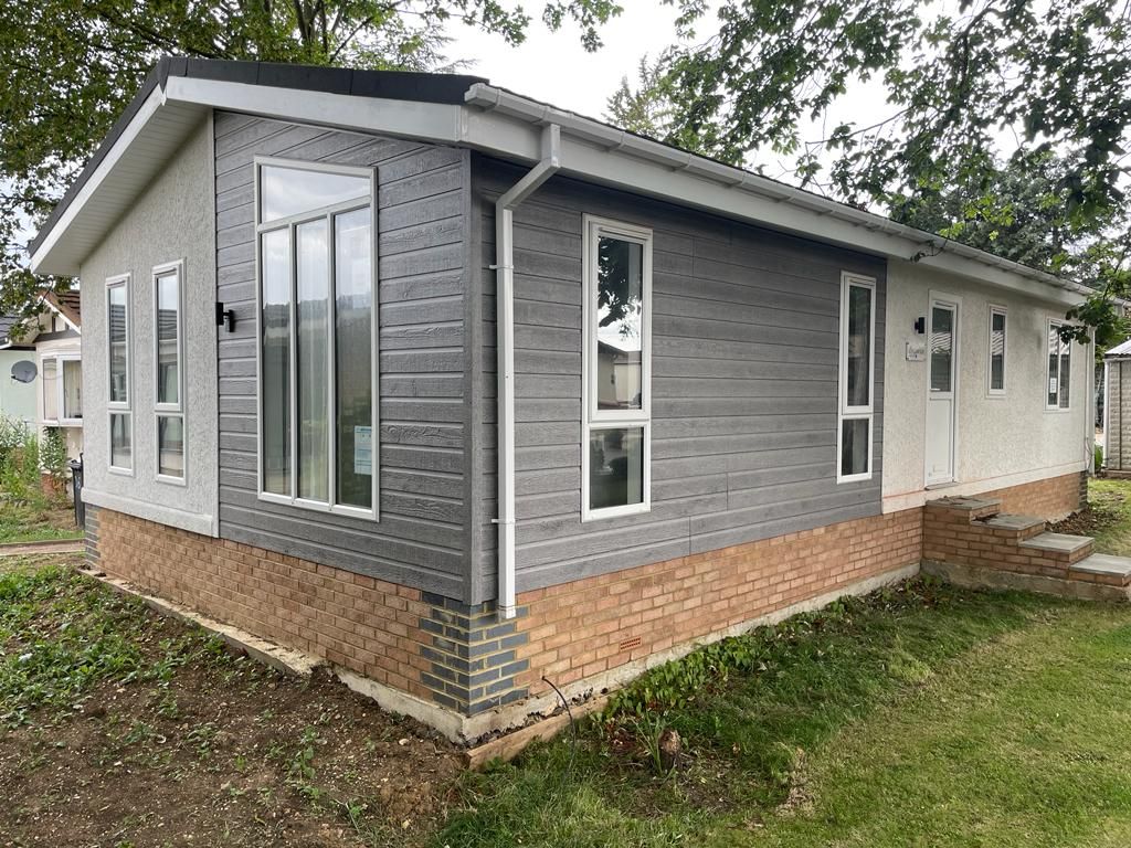 2 bed mobile/park home for sale in Stratton Park, Biggleswade SG18, £224,995