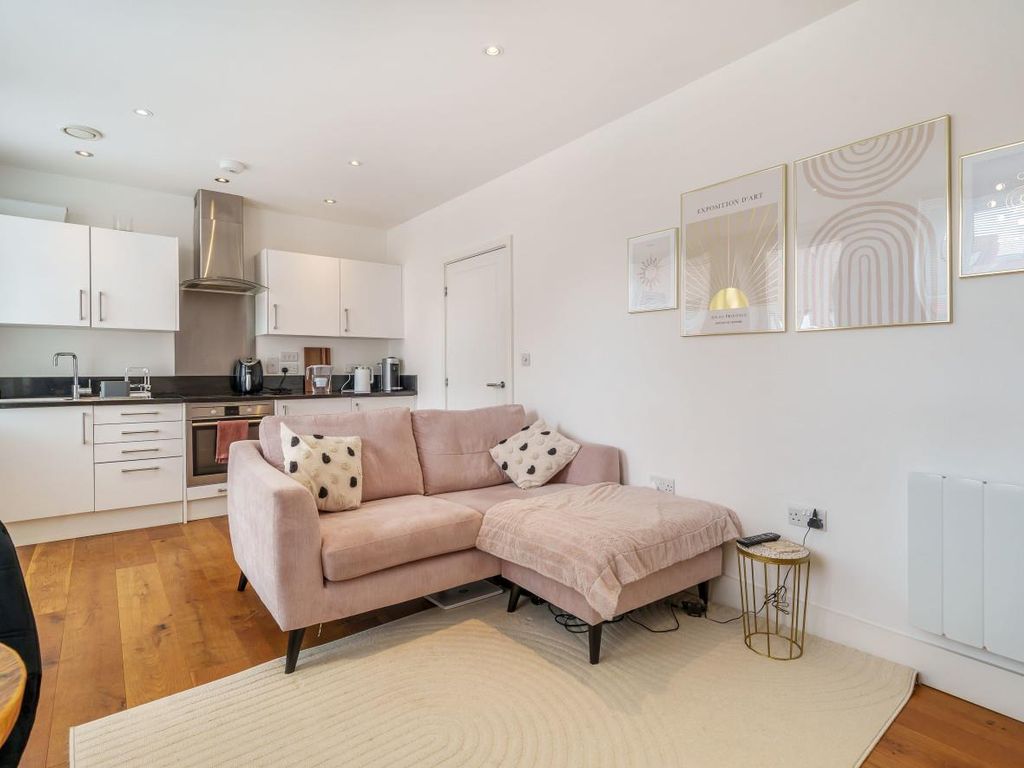 1 bed flat for sale in Admiral House, Upper Charles Street, Camberley GU15, £190,000