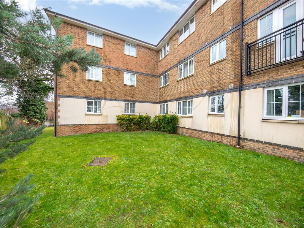 2 bed flat for sale in Kiln Way, Dunstable, Bedfordshire LU5, £170,000