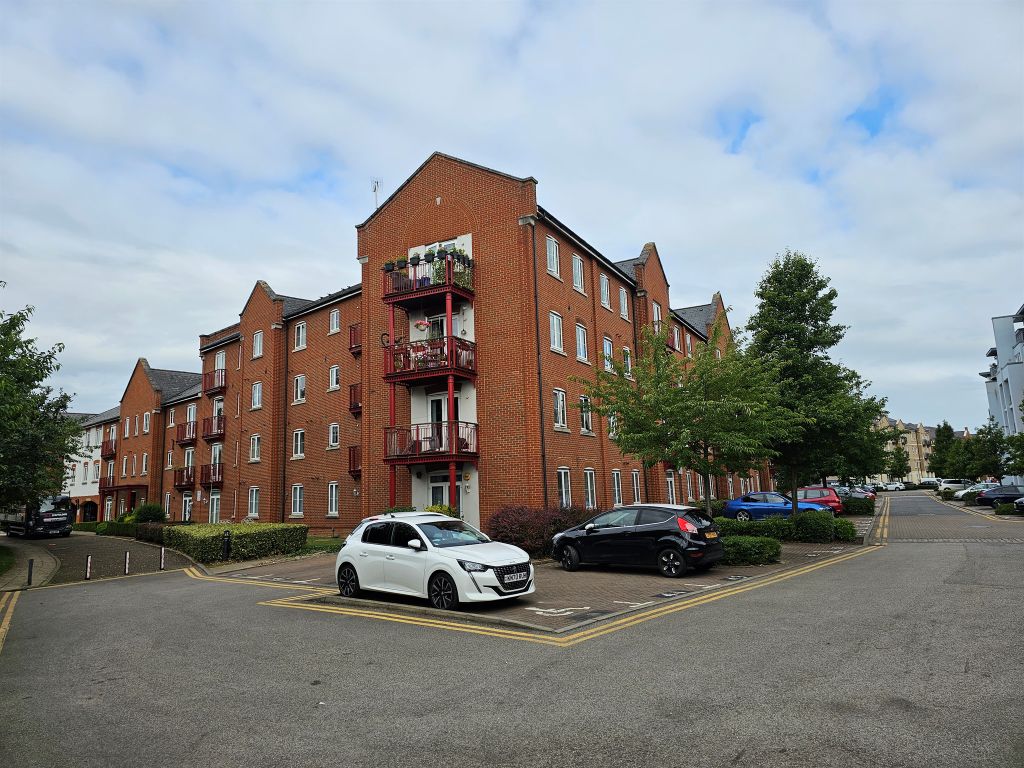 2 bed flat for sale in Coxhill Way, Aylesbury HP21, £190,000