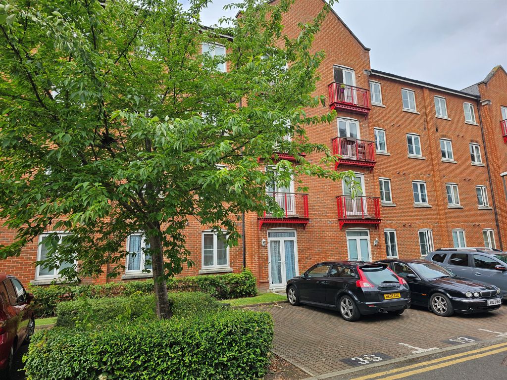 2 bed flat for sale in Coxhill Way, Aylesbury HP21, £190,000
