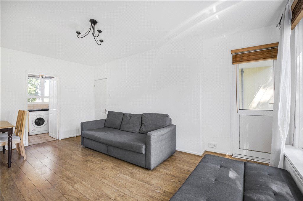 1 bed flat for sale in Heather Close, London SW8, £290,000