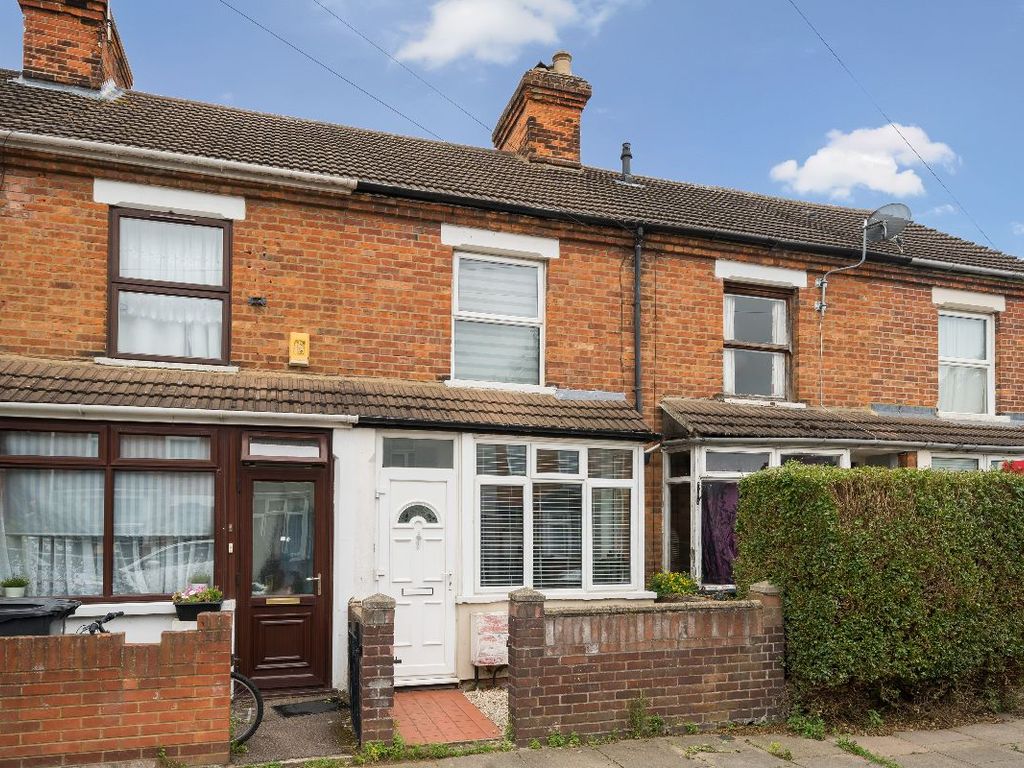 2 bed terraced house for sale in Gratton Road, Bedford MK40, £210,000