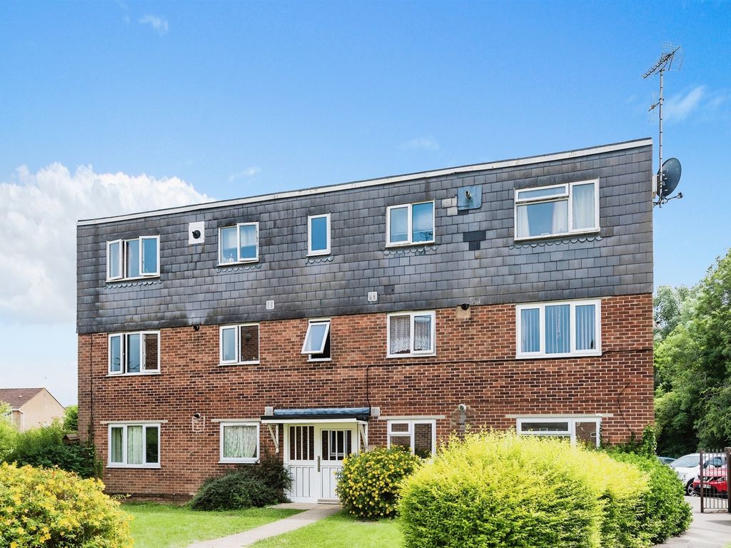 2 bed flat for sale in Charminster Close, Swindon SN3, £135,000