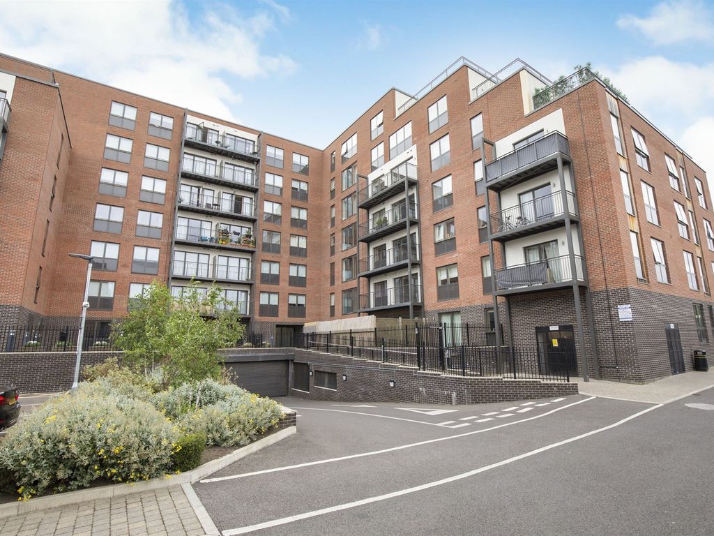 1 bed flat for sale in Stoke Road, Slough SL2, £240,000