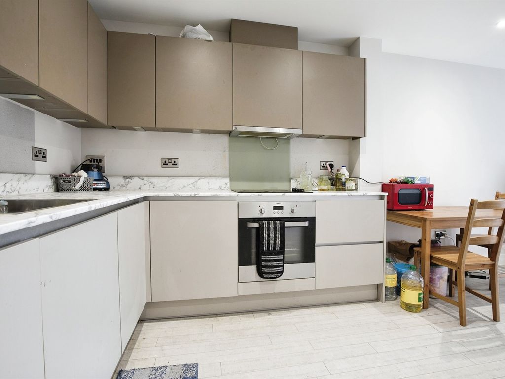 1 bed flat for sale in Stoke Road, Slough SL2, £240,000