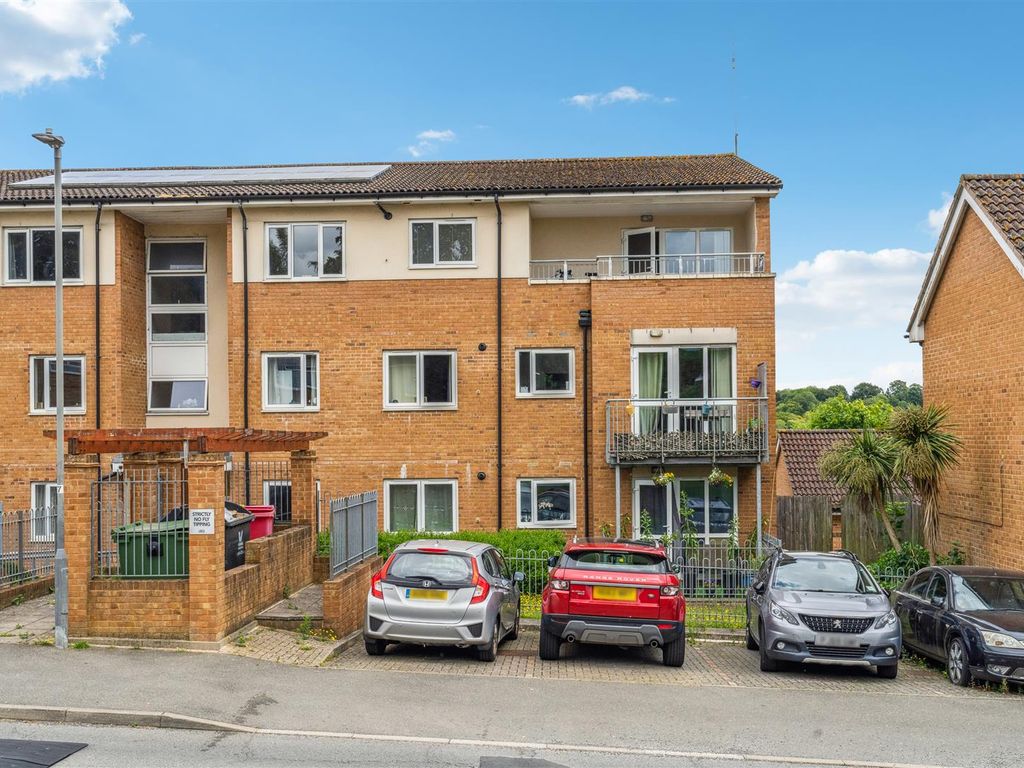 1 bed flat for sale in Windrush Drive, High Wycombe HP13, £180,000