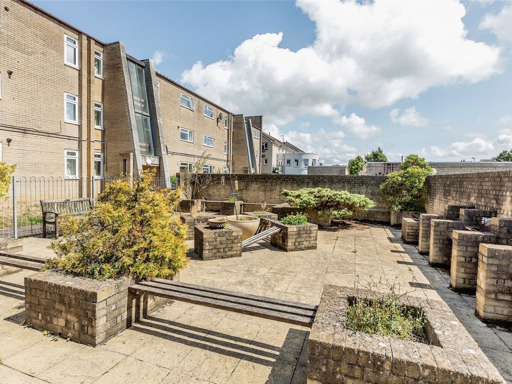 2 bed flat for sale in Marine Parade, Pill, Bristol, Somerset BS20, £190,000