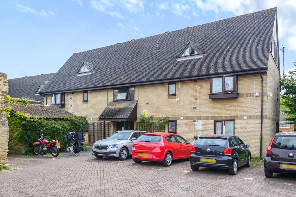 2 bed flat for sale in Bicester, Oxfordshire OX26, £220,000