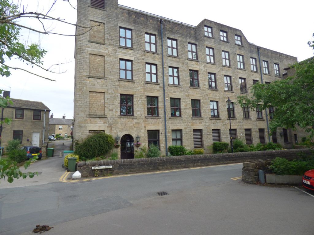 2 bed flat for sale in Willow Bank, Uppermill, Saddleworth OL3, £190,000