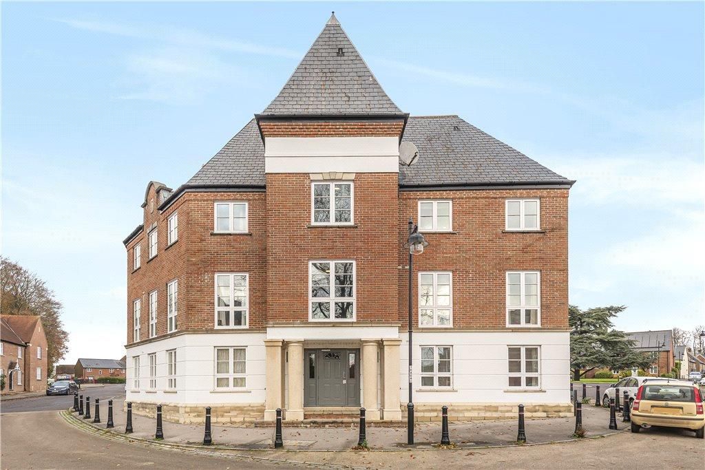 2 bed flat for sale in Cedar Road, Charlton Down, Dorchester DT2, £230,000