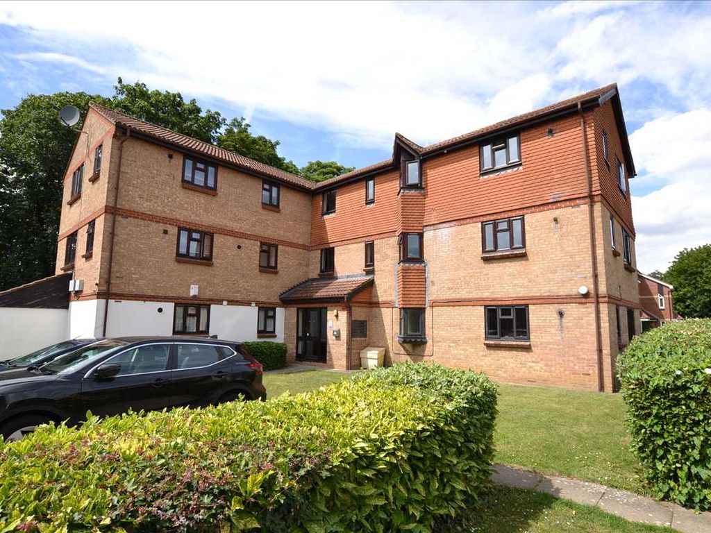 2 bed flat for sale in Pearce Manor, Chelmsford CM2, £185,000