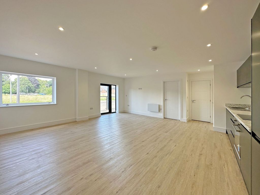 2 bed flat for sale in Kearsley Road, Ripon HG4, £225,000