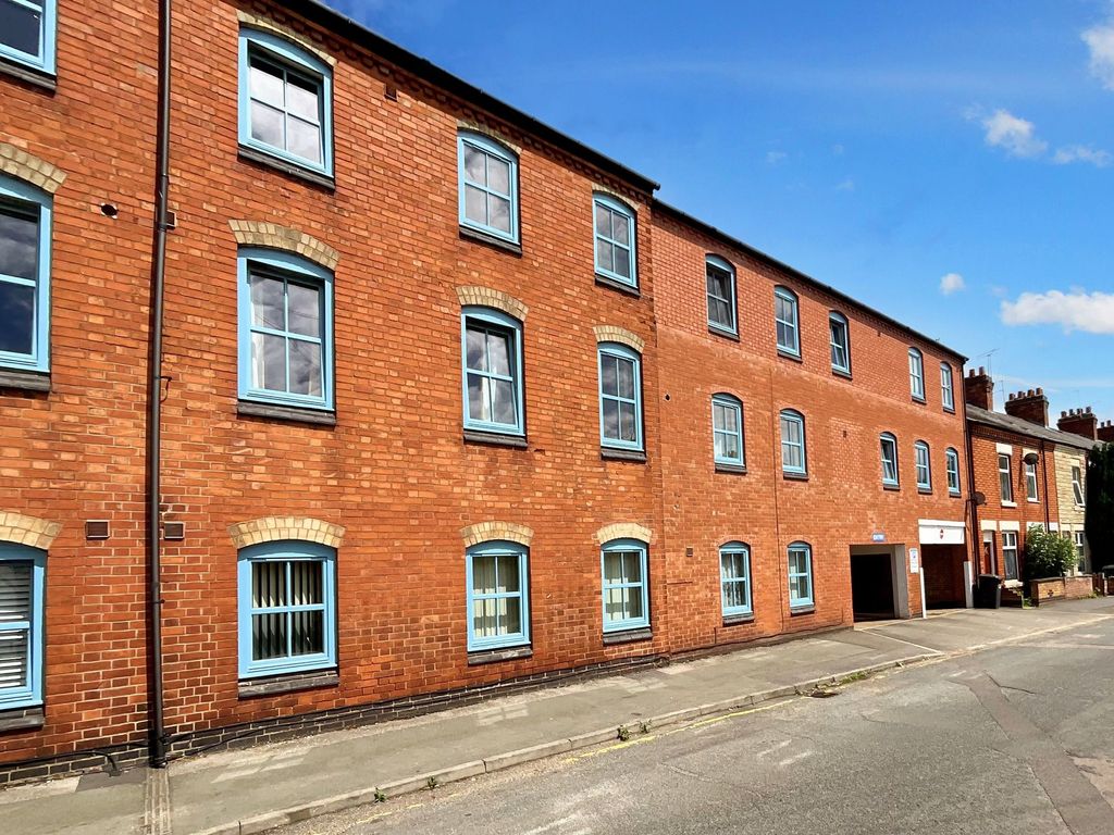 2 bed flat for sale in Lansdowne Road, Aylestone, Leicester LE2, £125,000
