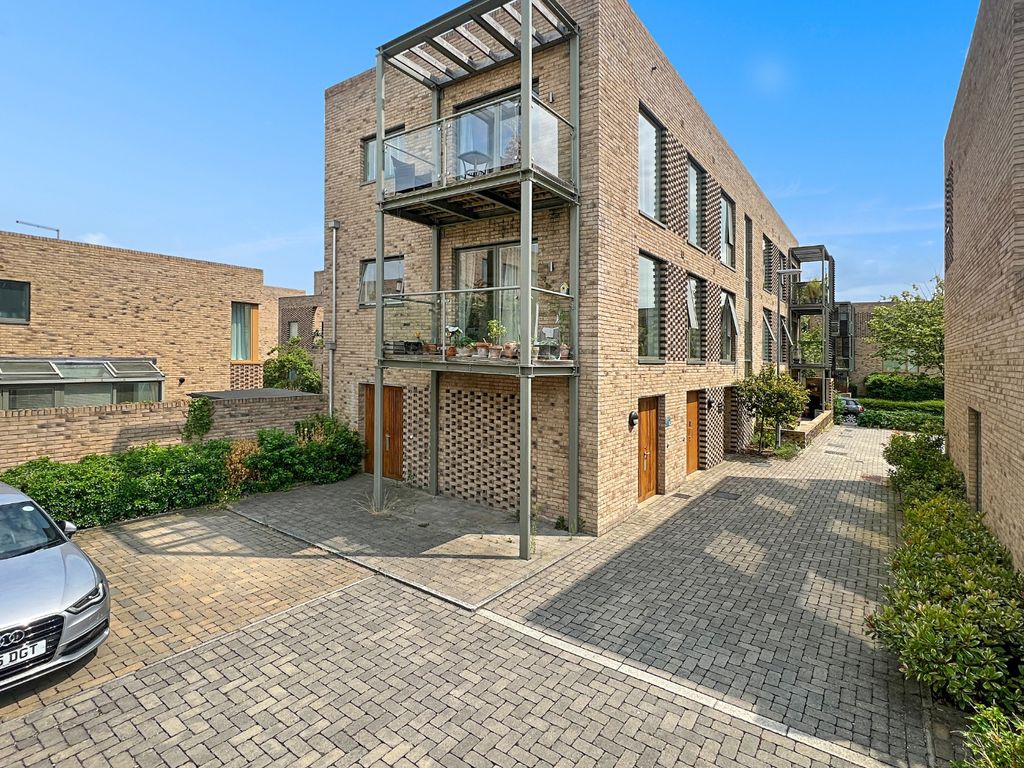 2 bed flat for sale in Hobson Road, Trumpington, Cambridge CB2, £124,500