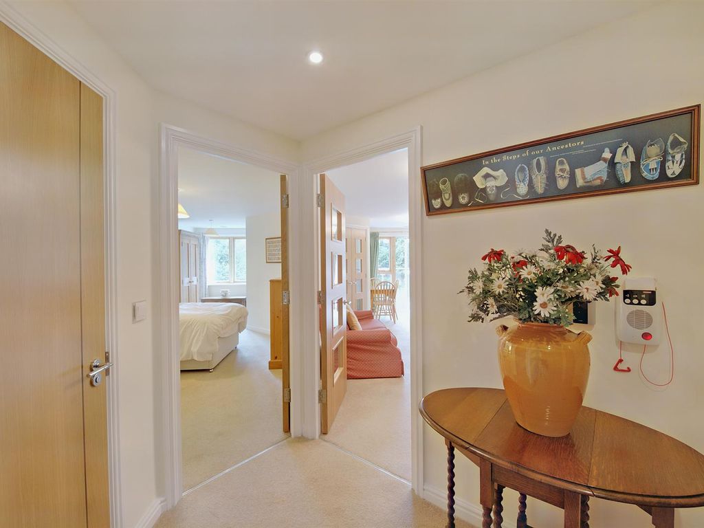 1 bed flat for sale in Ellisfields Court, Mount St, Taunton TA1, £260,000