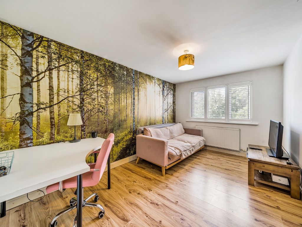 1 bed flat for sale in Bridge Meadows, London SE14, £240,000
