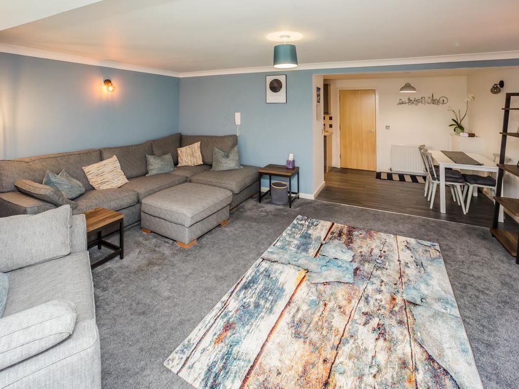 2 bed flat for sale in Bradford Road, Bailiff Bridge, Brighouse HD6, £160,000