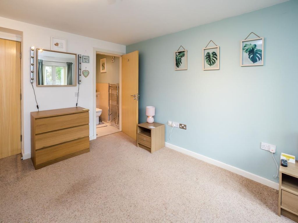 2 bed flat for sale in Bradford Road, Bailiff Bridge, Brighouse HD6, £160,000