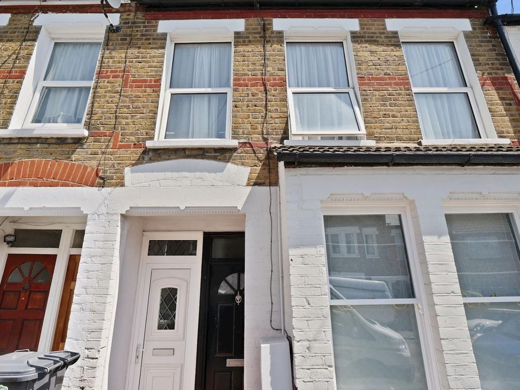 2 bed flat for sale in Highclere Street, London SE26, £270,000