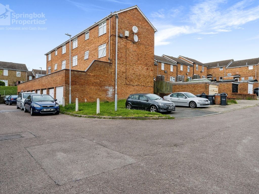 2 bed flat for sale in Morris Close, Luton, Bedfordshire LU3, £160,000