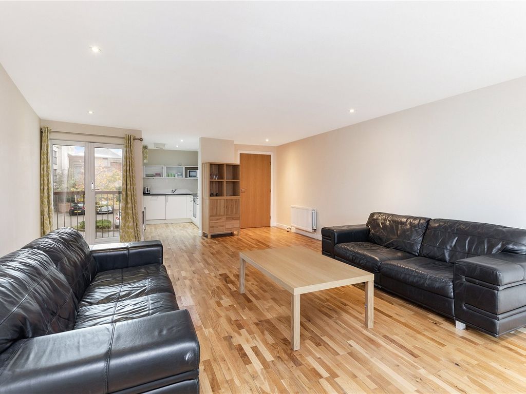2 bed flat for sale in Great Dovehill, Glasgow G1, £205,000