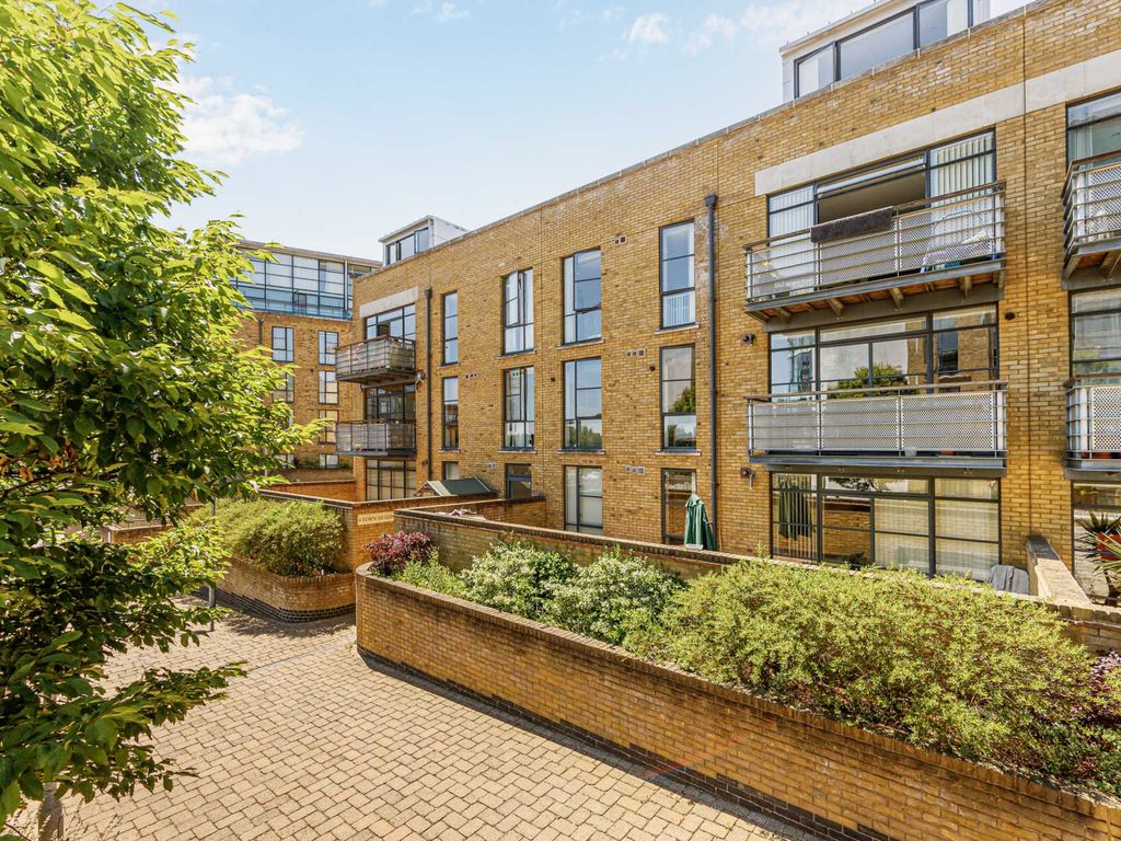 1 bed flat for sale in Town Meadow, Brentford TW8, £300,000