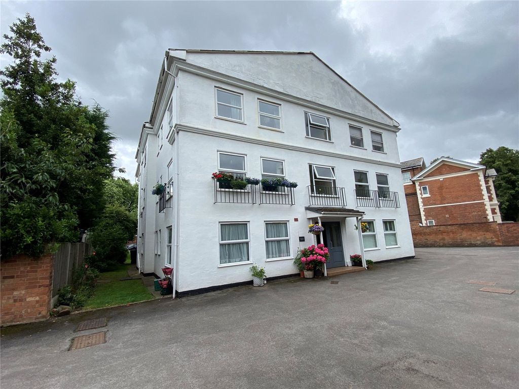 2 bed flat for sale in Kenilworth Road, Leamington Spa CV32, £220,000
