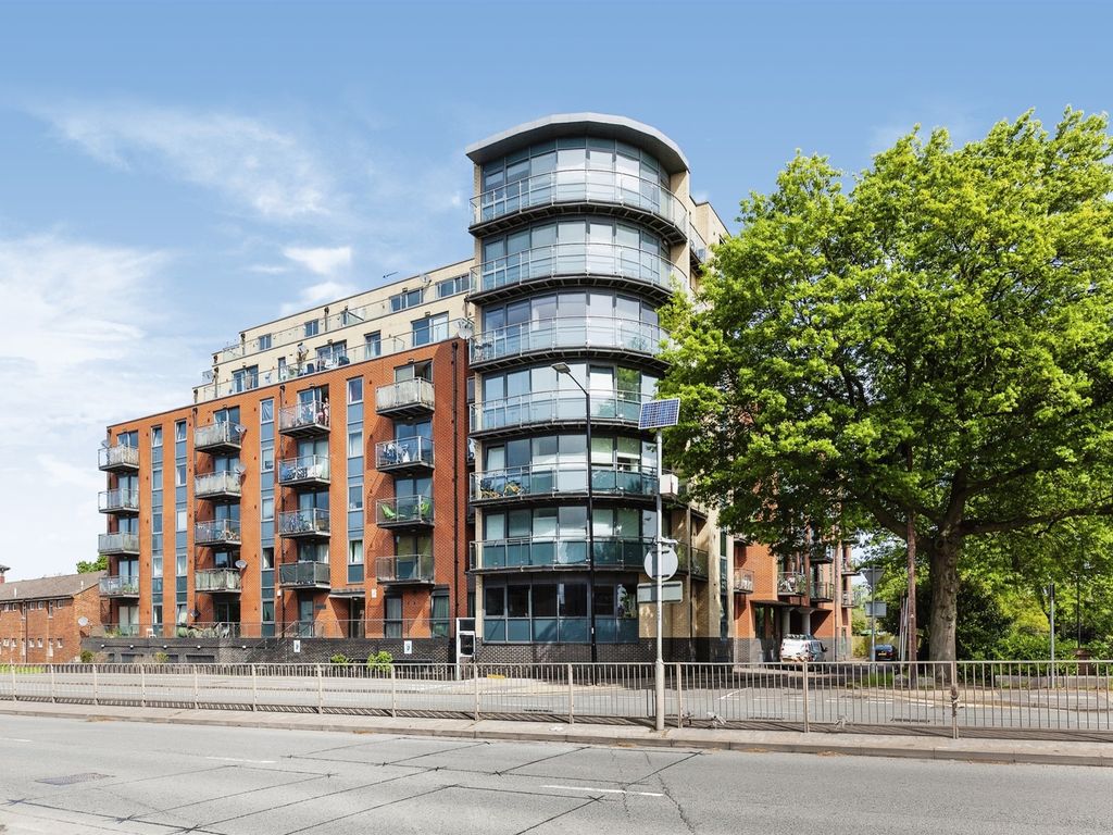 1 bed flat for sale in Bath Road, Slough SL1, £220,000